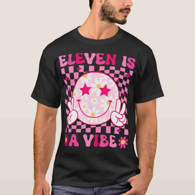 Elva är en vibe Groovy Birthday T Shirt (Framsida)