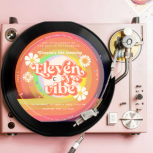 Elva är en Vibe Groovy Retro Vinyl Rainbow-Daisy Inbjudningar