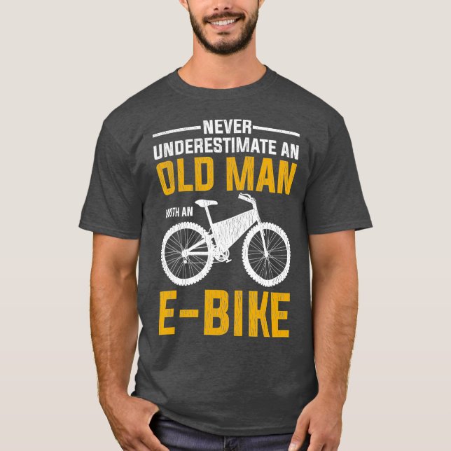 Elverksformad manar med en gammal man t shirt (Framsida)