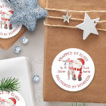 Elves levererad av Reindeer Kids Runt Klistermärke<br><div class="desc">Personligens julklistermärken,  för barn från tomten. Etiketterna är märkta med "inslagna med lår,  levererade med renar" i vit typografi,  som du kan redigera om du vill. Den söta vattenfärgsillustrationen har Jultomten med renar och kardinal.</div>