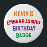 Embarrassing Funny Birthday Badge Knapp<br><div class="desc">Den gåva som behållor ge år efter år! Vem är det som inte fyller år i kärlek?! Med den här brickan kan du återanvända den varje år!</div>