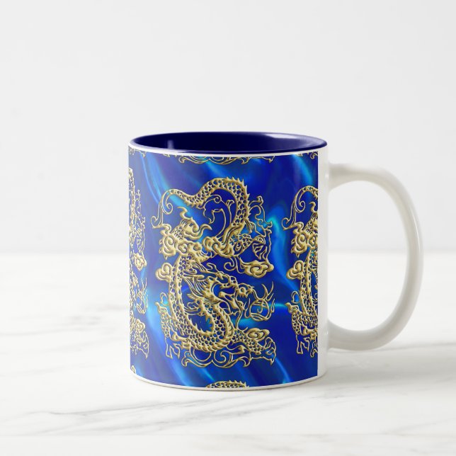 Embossed Guld Dragon on Blue Satin Print Två-Tonad Mugg (Höger)