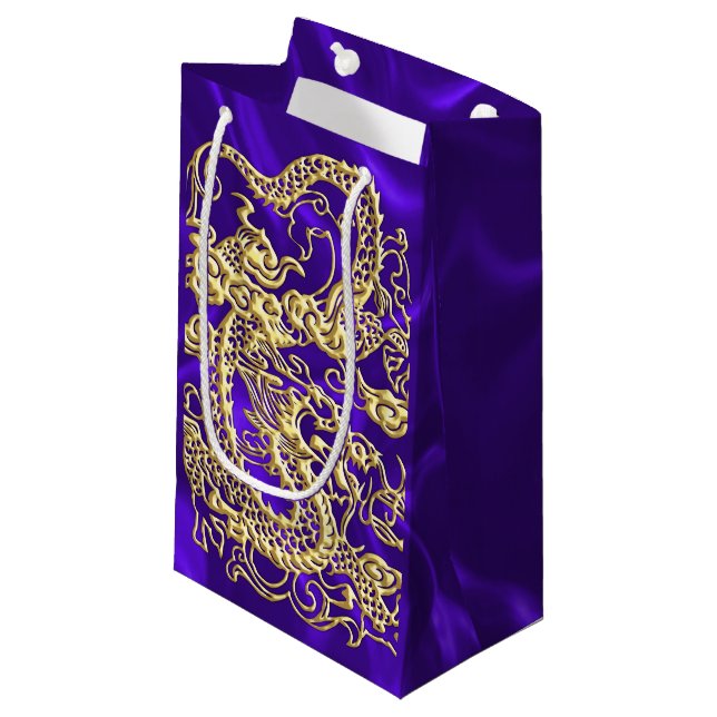 Embossed Guld Dragon on Lila Satin Print Print (Framsidan Vinklad)