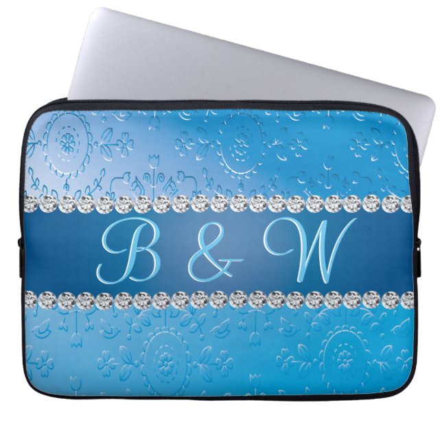 Embossed Monogram Blue Flower Laptop Sleeve (Framsidan)