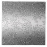 Embossed Polized Silver Ro och tulpaner Kakelplatta<br><div class="desc">Utformning av elegantens blommigt med sprejer av dimensionellt silver ro,  tulpaner och blad på en glödande övertoningsbakgrund silver. Anm.: Skuldade,  graverade,  präglade och dimensionella effekter,  skiktade,  åldras eller eroderade utseenden,  struktur och skuggor som uppnås digitalt. Den faktiska produkten har ett slätt yta.</div>