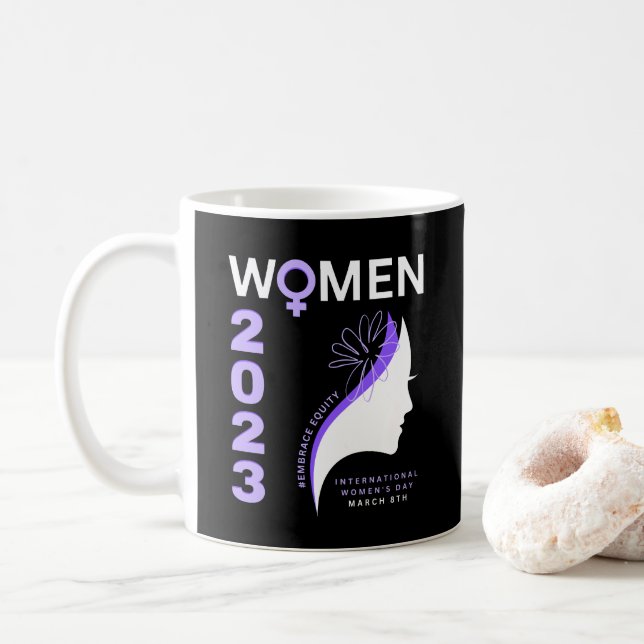 Embrace Equity Internationell Women's Day 2023 Two Kaffemugg (Med munk)