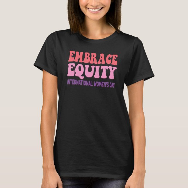 Embrace Equity Internationell Womens Day Parad T Shirt (Framsida)