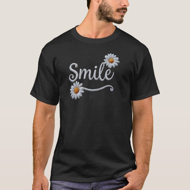 Embroidered Daisy Smile – Floral Cursive Typograph T Shirt (Framsida)