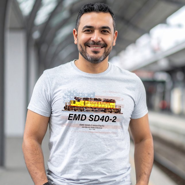 EMD SD40-2 Diesellok. Amerikansk flagga T Shirt (EMD SD40-2 Diesel Locomotive. Union Pacific Train. Mens Basic T-Shirt)