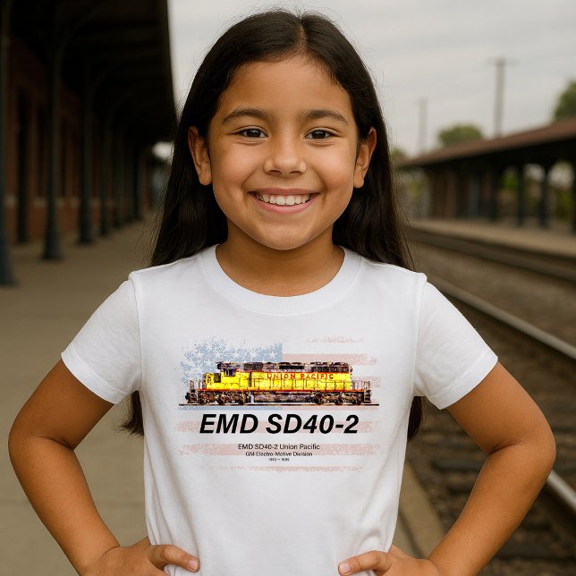 EMD SD40-2 Diesellok. Amerikansk flagga T Shirt (EMD SD40-2 Diesel Locomotive. Union Pacific Train. Girl Basic T-Shirt)