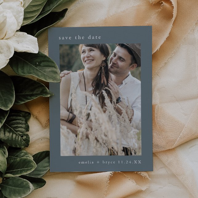 EMELIA Photo Winter minimalist Dusty Blue Bröllop Spara Datumet (EMELIA Photo Winter Minimalist Dusty Blue Wedding Save The Date)