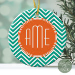 Emerald and Orange Chevrons Anpassningsbar Triple  Julgransprydnad Keramik<br><div class="desc">En djärv geometrisk utformning i färsk,  glad färg. Om du behöver justera monogrammen klickar du på knappen Anpassa och gör ändringar.</div>