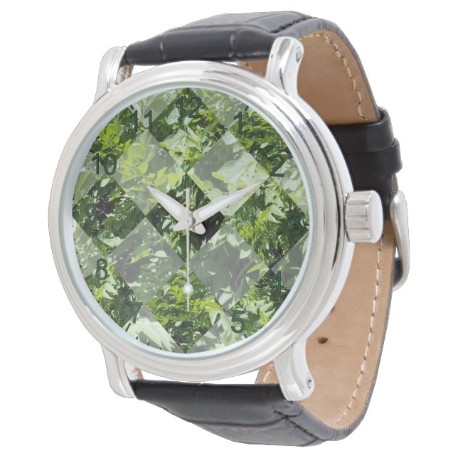 Emerald Elegance: Grönt Löv in Diamond cut Armbandsur (Vinklad)