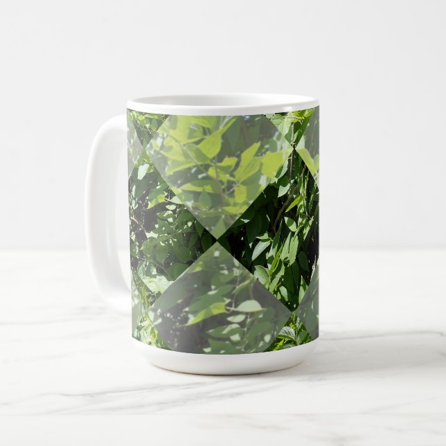 Emerald Elegance: Grönt Löv in Diamond cut Kaffemugg (Framsida vänster)