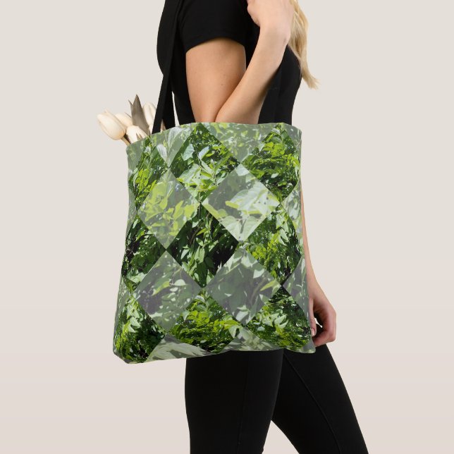 Emerald Elegance: Grönt Löv in Diamond cut Tygkasse (Närbild)