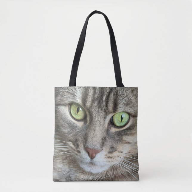 Emerald Eyes – Portrait of a Green-Eyed Cat Tygkasse (Framsida)