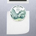Emerald Greenery Mountain Gräs Rustic Bröllop Magnet<br><div class="desc">Vi presenterar vår vackra Watercolor Mountain Forest Bröllop, perfekt för par som vill fira sin speciella dag omgiven av naturens skönhet. Den här symboldesignen fångar kärnan i ett bergsmålbröllop, med en fantastisk vattenfärgsmiljö som bakgrund. Den djupa grönten och färg från grönten emerald som användes i konstruktionen av ge är en...</div>
