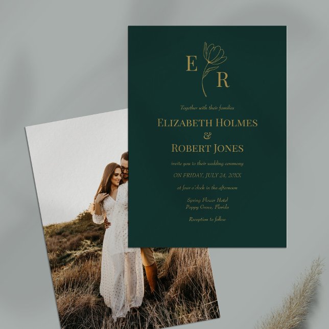Emerald Grönt Blommigt Monogram Photo Bröllop Inbjudningar (Emerald Green Floral Monogram Photo Wedding Invitation on a table.)