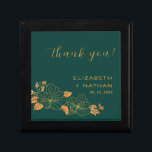 Emerald Grönt Guld Blommigt Bröllop Tack Gift Minnesask<br><div class="desc">Tack för att du har presentboxen Classy Emerald Grönt Guld Blommigt Foliage Bröllop har guldfärgad blommigt/bladverk mönster mot tidlös framväxande grönt. ♥ Visa samlingen på den här sidan för att hitta matchande produkter. ♥ Anpassa den med texten med hjälp av fälten Mallar. ♥ Om du vill ändra teckensnittet stil, färg...</div>