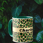Emerald grönt guld leopard cheetah mönster namn mugg<br><div class="desc">Elegant,  coola,  glamorös och feminin med emerald grönt och faux guld leopard mönster. Anpassa och lägg till ditt namn.</div>