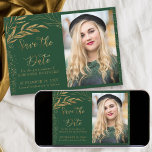 Emerald Grönt Guld Löv och Calligraphy Photo Spara Datumet<br><div class="desc">Elegant Guld Löv och Emerald Grönt Spara datumet med ett eget foto- och ornatbrev med kalligrafi. Mallen är konfigurerad så att du kan överföra en bild i kvitten och anpassa den med ditt firande-datum. Konstruktionen har en bra som ritas av löv och fast blad från guld löv med konfetti. Bläddra...</div>