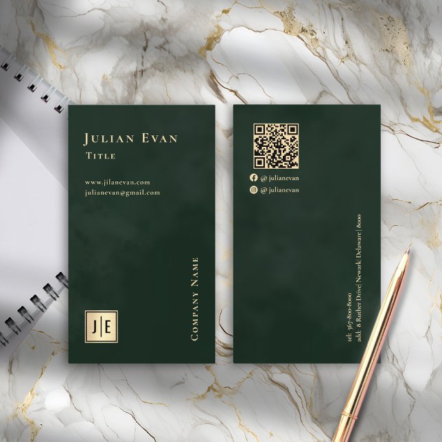 Emerald Grönt & Guld Luxe Monogram Lodrät Visitkort (Emerald Green & Gold Luxe Monogram Vertical Business Card)