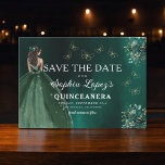 Emerald Grönt Guld Quinceanera Spara Datumet<br><div class="desc">Meddela din speciella dag med en förtjusande Emerald Grönt Princess Quinceañera Spara datuminbjudan. Den här inbjudan anger tonen för ett royal firande. Den innehåller en vanlig smaragdpalett och information om eleganten i färg. Med delikata accenter som passar en prinsessa fångas magin av din kommande quinceañera. Den här tidlösa designen av...</div>