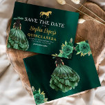 Emerald Grönt Guld Quinceanera Spara Datumet<br><div class="desc">Meddela din speciella dag med en förtjusande Emerald Grönt Princess Quinceañera Spara datuminbjudan. Den här inbjudan anger tonen för ett royal firande. Den innehåller en vanlig smaragdpalett och information om eleganten i färg. Med delikata accenter som passar en prinsessa fångas magin av din kommande quinceañera. Den här tidlösa designen av...</div>