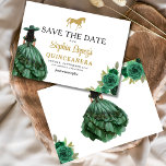 Emerald Grönt Guld Quinceanera Spara Datumet<br><div class="desc">Meddela din speciella dag med en förtjusande Emerald Grönt Princess Quinceañera Spara datuminbjudan. Den här inbjudan anger tonen för ett royal firande. Den innehåller en vanlig smaragdpalett och information om eleganten i färg. Med delikata accenter som passar en prinsessa fångas magin av din kommande quinceañera. Den här tidlösa designen av...</div>