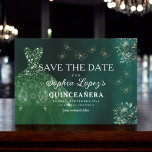 Emerald Grönt Guld Quinceanera Spara Datumet<br><div class="desc">Meddela din speciella dag med en förtjusande Emerald Grönt Princess Quinceañera Spara datuminbjudan. Den här inbjudan anger tonen för ett royal firande. Den innehåller en vanlig smaragdpalett och information om eleganten i färg. Med delikata accenter som passar en prinsessa fångas magin av din kommande quinceañera. Den här tidlösa designen av...</div>