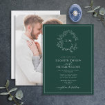 Emerald Grönt Leafy Vapensköld Monogram Photo Bröl Inbjudningar<br><div class="desc">Vi älskar det här trendiget, den moderna gröntens fotobröllopsinbjudan! Enkelt, elegant och åh-så-söt, det har en hand plockade-läskig krans som omger ett modernt bröllop monogram. Det är personlig i elegantens typografi och accentuerad med handskriven kalligrafi. Slutligen trimmas den i ett känsligt ram och baksidan av kortet visar ditt favoritfoto på...</div>