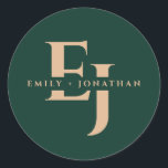 Emerald grönt monogram par namn faller bröllop runt klistermärke<br><div class="desc">Lägg till lite personlig elegans till ditt fallbröllop med vår Emerald Grönt Monogram Couple Namn Classic Round Sticker. Den här klisterlappen är designad för att sömlöst blanda sofistikering med höstens rik och har en klassisk, rund form som är försedd med en slående grönt färg och en anpassningsbar monogram, perfekt för...</div>