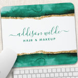 Emerald Grönt och Guld vattenfärg Musmatta<br><div class="desc">Emerald Grönt och Guld Watercolor Mouse Pad. Elegant framkallar grönt och guld,  geometrisk handstil,  stil calligraphy script professionell business design. Perfekt för konstnärer,  hårstilister,  kosmetologer med mera!</div>