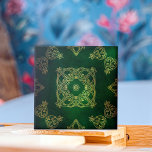 Emerald Grönt och Gult Damask keltiska prydnadsför Kakelplatta<br><div class="desc">Elegantens dekorativa mönsterrutor med gult fuskar keltiska dekorationer på en bakgrundsbild av grönten.</div>