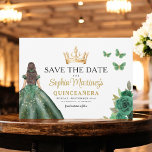 Emerald Grönt Princess Quinceañera Spara datum Spara Datumet<br><div class="desc">Meddela din speciella dag med en förtjusande Emerald Grönt Princess Quinceañera Spara datuminbjudan. Den här inbjudan anger tonen för ett royal firande. Den innehåller en vanlig smaragdpalett och information om eleganten i färg. Med delikata accenter som passar en prinsessa fångas magin av din kommande quinceañera. Den här tidlösa designen av...</div>