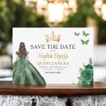 Emerald Grönt Princess Quinceañera Spara datum Spara Datumet<br><div class="desc">Meddela din speciella dag med en förtjusande Emerald Grönt Princess Quinceañera Spara datuminbjudan. Den här inbjudan anger tonen för ett royal firande. Den innehåller en vanlig smaragdpalett och information om eleganten i färg. Med delikata accenter som passar en prinsessa fångas magin av din kommande quinceañera. Den här tidlösa designen av...</div>