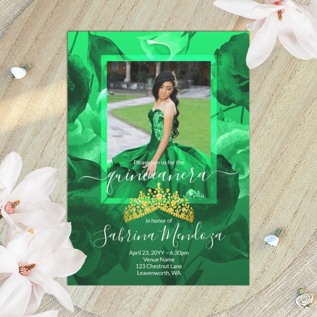 Emerald Grönt Quinceanera Guld Tiara-inbjudan Inbjudningar (emerald green roses and gold tiara quinceanera invitation, elegant photo border)