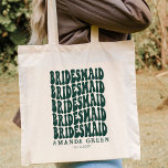 Emerald Grönt Retro Boho Personlig Bachelorette Tygkasse<br><div class="desc">Den här gröntens personlig bachelorette till väskan är perfekt för din möhippa eller bachelorette-fest! Det är inte bara snyggt, utan det är också ett underbart sätt att visa dina brudar hur mycket du bryr dig om dem. Det här är personlig med deras namn och ett speciellt budskap, så det är...</div>