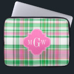 Emerald Grönt Shock rosa Wht Preppy Madras Monogra Laptop Sleeve<br><div class="desc">Skader av Emerald Grönt, Shock rosa och White Preppy Madras Stil Play Mönster Shock rosa Quatrefoil Monogram =========== Anpassa detta med 3 inledande monogram, namn eller annan text. Du kan också ändra teckensnitt, justera storleka teckensnitt och teckenfärger, flytta texten för att justera mellanrummet mellan brev, lägga till fält osv. Observera...</div>