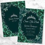 Emerald Grönt Silver Quinceanera Spara Datumet<br><div class="desc">Emerald grönt och silver Quinceanera firande Spara datumkortet. Funktioner,  typsnitt för skript,  fjärilar,  vattenfärg ro och tiara. Perfekt för en elegant prinsessan stil glam firande. Anpassa med dina egna detaljer. Skrivna Zazzle-inbjudningar eller digital utskrivbar mall för omedelbar nedladdning.</div>
