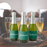 Emerald Grönt Stylized Script Bröllop Bridesmaid<br><div class="desc">Självhäftande etiketter för bröllop minismousserande vin flaskor som har ett trendig,  framträder grönt färg tillsammans med "Bridesmaid" tryckt i vitt,  stiliserat skript. En underbar idé när du lägger ut dina brudtärnor och planerar för en bachelorette-fest!</div>
