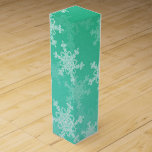 Emerald White Snöflingor - minimalistisk jul Presentask För Vinflaska<br><div class="desc">Snyggt och modern feberförpackning med en framväxande bakgrund som är försedd med delikat vitt snöflingor. Den invecklade, snöre-liknande snöflingan ger elegans och charm, perfekt för att fånga julhelgens glatta anda. Perfekt för inslagning av gåvor på ett minnesvärt sätt och för öga-fångst, i säckar eller lådor. Med den här designen kombineras...</div>