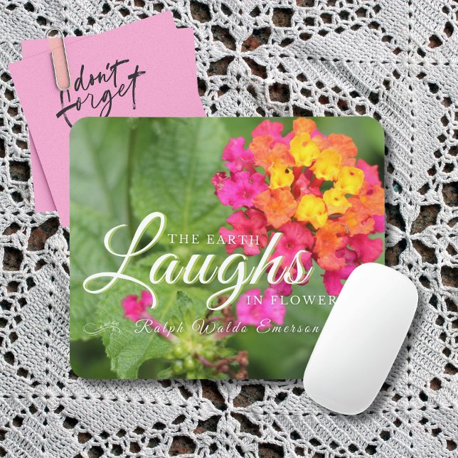 Emerson Bevacker Blommigt Quote Musmatta (Pink, orange and yellow flowers on a leafy green background make this quote mousepad a lovely gift.)