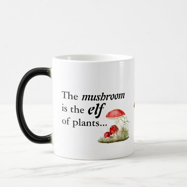 Emily Dickinson "Mushroom is the Elf of Plants" Magisk Mugg (Vänster)