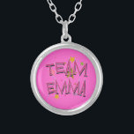 EMMA lag Emma Silverpläterat Halsband<br><div class="desc">Lag Emma! Rolig och festlig design som perfekt är anpassad för något firande. Underbar för födelsedagsfester, möhippor och möhippor. Också utmärkt för lagsportar, orsakar twirllag eller några. Denna design är tillgänglig på t-skjortor, och annan dräkt i tons av storleksanpassar, utformar och färger, för manar, kvinnor och ungar. Mest objekt är...</div>