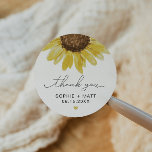 EMMA Rustic Watercolor Solros Tack Favor C Runt Klistermärke<br><div class="desc">Tack vare detta kan du välja ett dekal med en enda rustik vattenfärg solrosa och ett sött handskrivet teckensnitt med senapshjärtat i gulten. Redigera enkelt alla ordalydelser för att uppfylla behoven för din händelse. Det här presentdekalet gör att perfekten läggs till i din lada eller land faller under temat bröllop...</div>