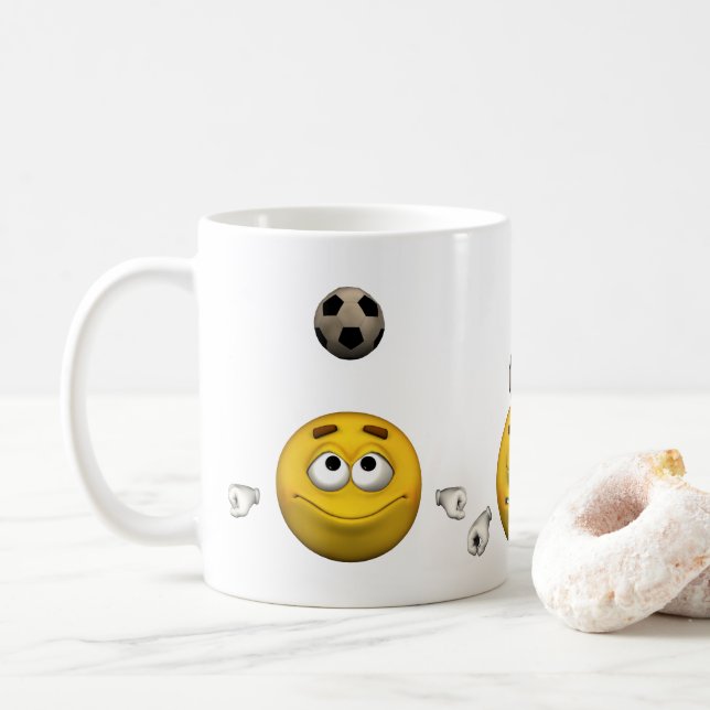 Emoticonen leker fotboll, tecknadstil kaffemugg (Med munk)