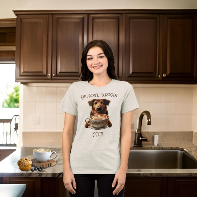 Emotionell support för kaffefinans för psykisk häl t shirt (Emotional Support Coffee in Mocha T-Shirt, Personalize Name on Coffee, Cute Dog Holding Coffee mug)