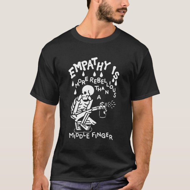 Empati är mer upprörande än ett Mittet Finger T Shirt (Framsida)