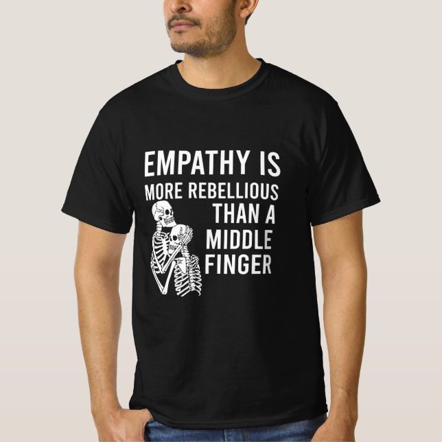 Empati är mer upprörande än Mittet Finger T Shirt (Framsida)